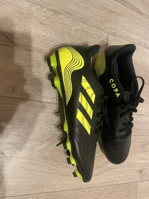 Fotbollsskor  - Helt nya stolek 39 säljs pga av ingen användning.pris kan diskuteras 