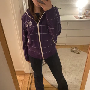 Hoodie  - Vet ej vilken storlek men jag är S och den är stor på mig 👐🏻