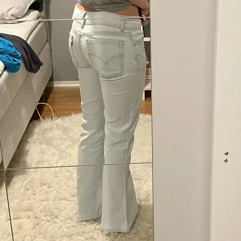 Säljer dessa as snygga lågmidjade Levis jeans💕Perfekt länd för mig som är 167 men har tyvärr blivit för tajta i midjan. Midjemåttet är 82! Har tyvärr en liten fläck längst ner på baksidan av byxbenet.. Jeans & Byxor.