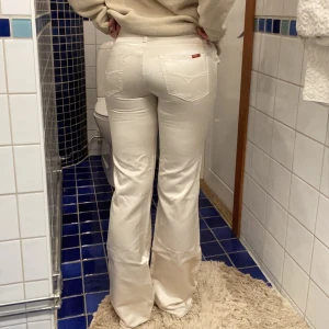 Satin byxor - Lågmidjade bootcut satin byxor. Sista bilden är från förra säljaren. Köp nu för gratis frakt (gäller bara till 19/4)  Midjemått: 37cm Innebenslängd: 81cm 