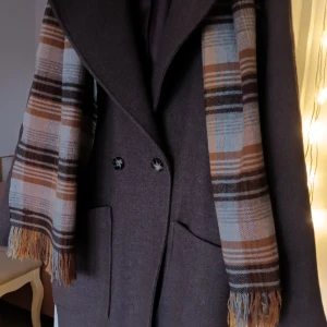 Ullkappa H&M XS oversized - Jättefin mullvadsfärgad kappa i nyskick i ullmix från H&M:s samarbete med italienska Manteco. XS men oversized. Nyskick. Skickas mot fraktkostnad. (Halsduken inte till salu.)