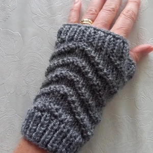 Nya grå torgvantar med mönster stl M/L - Perfekta till våren! Ett par nya torgvantar i mörkgrått. Stickade i ett garn som är varmt och skönt, men inte stickigt. Kan tvättas i 40 grader. Pris 85 kr+ frakt som vanligt brev. Totalt 100 kr. Följ mig så ser du nya annonser!