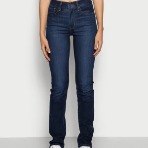 724 levis high rise straight - Levis jeans i st W30L32  Använd fåtal gånger och i bra skick! Är 168cm och dessa går ner till hälen på mig. Stretchigt material