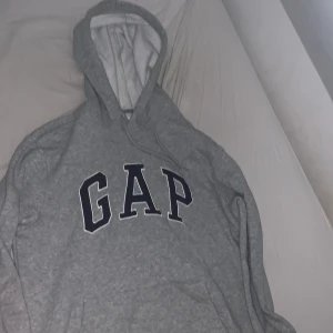 GAP hoodie - Riktig snygg GAP hoodie, aldrig använt för att den var för liten. Nypris: ca 300kr