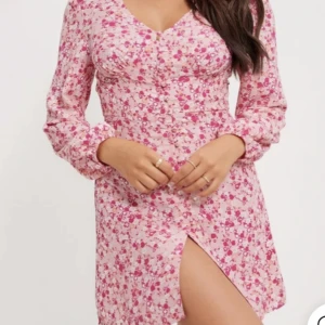 Klänning - Säljer en jättefin sommarklänning från Nelly 