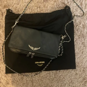 Zadig väska  - Jätte snygg Zadig väska som nästan är helt oanvänd. Säljer pga har en annan. Är rymlig och har två olika band. Fungerar till alla outfits! 🤩🤩