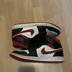 Air Jordan 1 mid - Säljes då de är för små. Gott skick. Vänster sko där fram har en liten reva. Originalsulan har tagits ut pga av personlig sula. Det nedkommer sulor som passar mycket bra och som är i bra skick. Originalbox medföljer. Skriv gärna för fler bilder!
