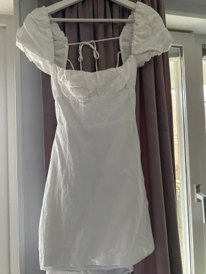 Studentklänning - Vit klänning med snörning i ryggen💖bra skick. Liten i storleken.