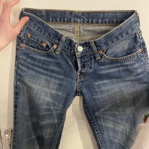 Lågmidjade Levis jeans  - Lågmidjade Levis jeans köpt på secondhand men ser ut som nya, de står ingen storlek i dom men ja skulle säga att dom passar nån med storlek xxs-xs, skriv vid intresse av fler bilder på dom 