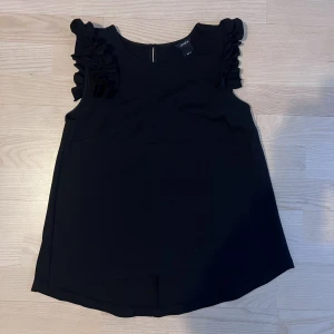 Volang svart tröja  - En jätte fin vilans tröja som jag tyvärr inte får användning av. Köptes för ca 150kr