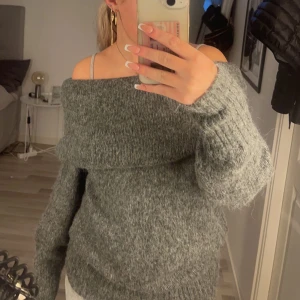 Säljer - Säljer denna fina stickade off shoulder då den ej kommer till användning. Endast använd en gång så fin i skicket! 💗