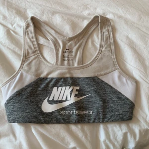 SportBH - Sport BH från Nike. Jätteskön med bra support. Säljs för att den inte kommer till användning. Köparen står för frakten eller så möts jag gärna upp i Malmö