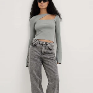 Tröjan på bilden - Jätte from tröja från NA-KD. Aldrig använd. Köpt i julas men inte kommit till användning. Ordinarie pris 399