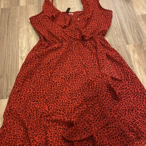 Klänning  - Skriv för fler frågor och bilder 