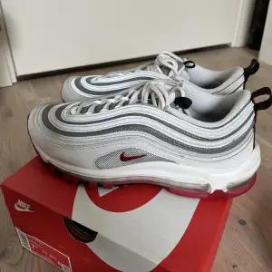 riktigt feta nike air max 97! skorna är endast använda några gånger så i väldigt bra skicka. köpta på footlocker, nypris 2000kr