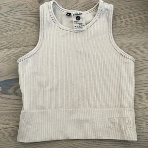 Crop Top från stronger - Säljer min crop top från stronger.💕 Nästan oanvänd💘  nypris: 299 säljer för 150kr.