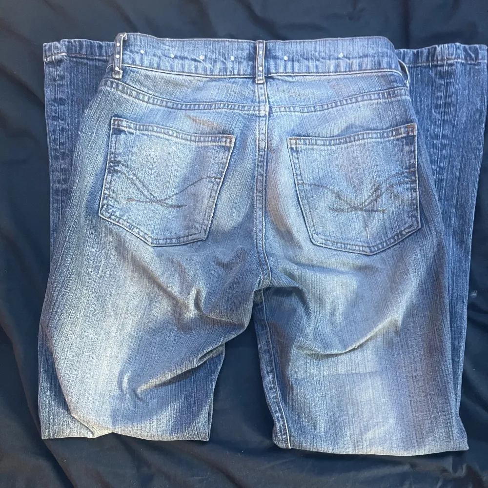 Y2k vibe typ av byxor som är low waist med rime stomes runt om ganska använda men snygga . Jeans & Byxor.