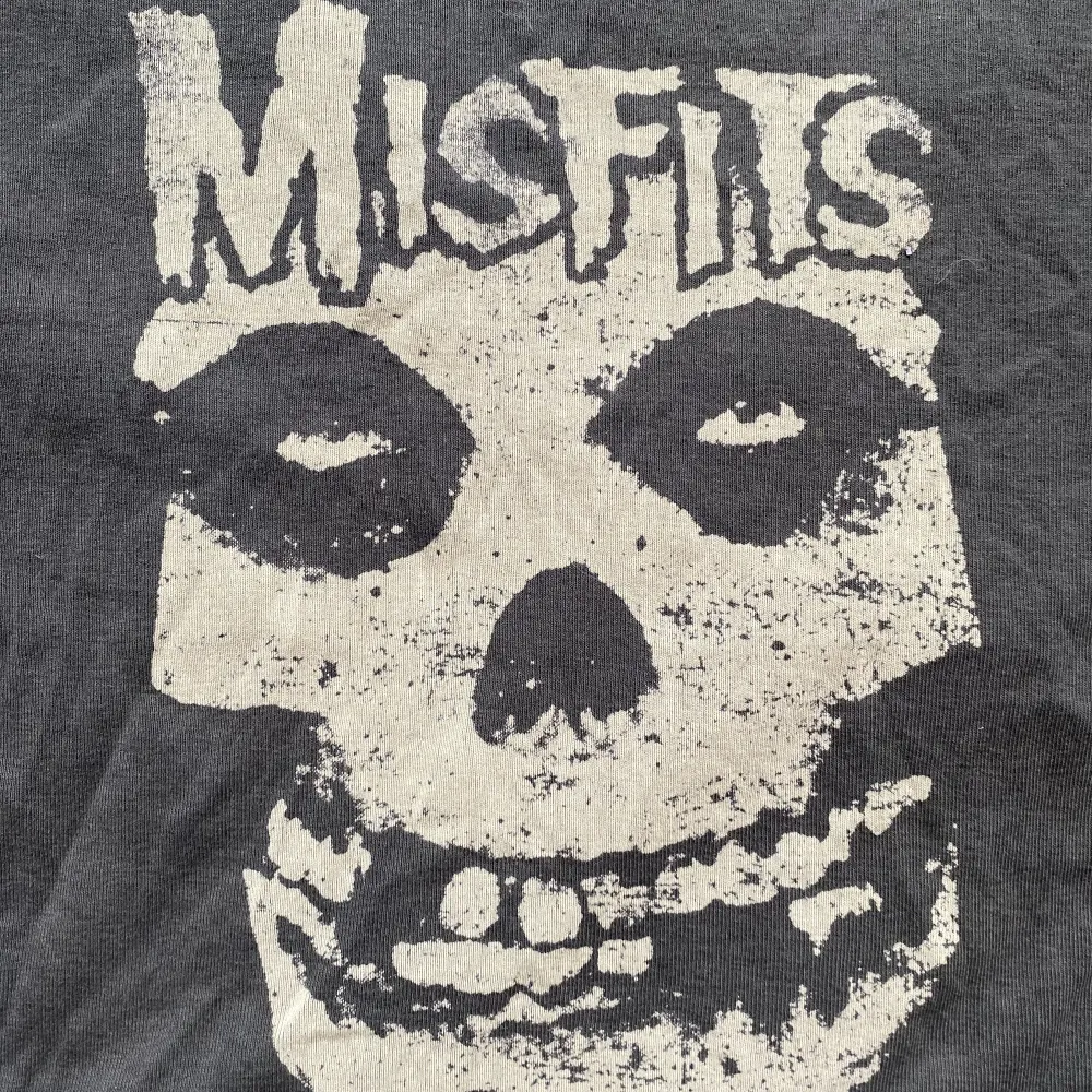 Grå t-shirt med ”misfits” tryck (babytee). T-shirts.