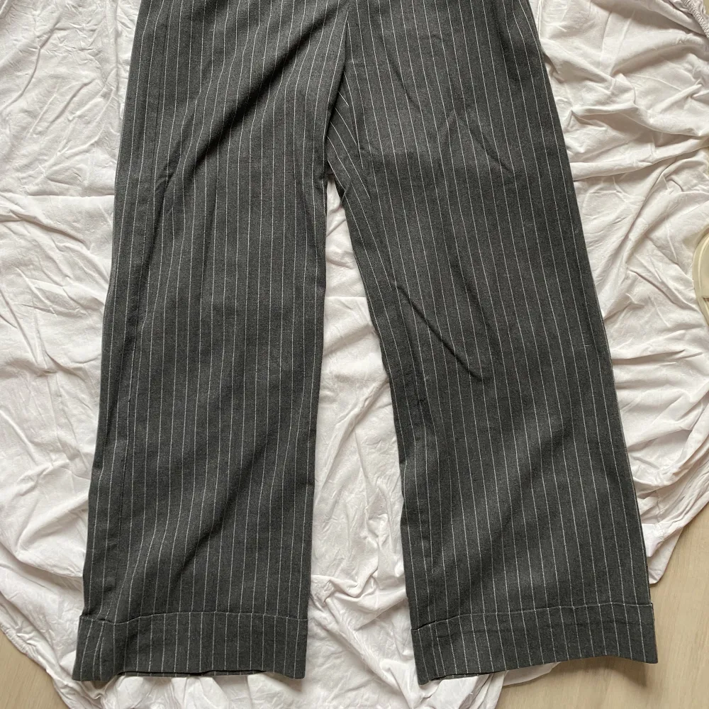 Randiga gråa högmidjade kostymbyxor från Bershka. Jeans & Byxor.