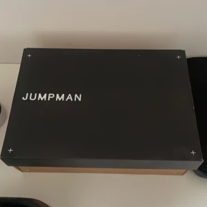 Jordan skor - Väldigt unika och eftertraktade jordans skor aldrig använda. Köpta för 1500 då de var på rea