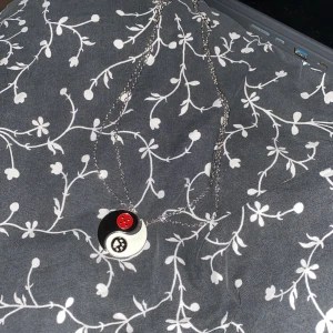 Två halsband, Ying Yang miraculous  - Två par halsband som är jättegulliga. Påminner om serien Miraculous. Kan användas som vänskaps halsband eller behålla båda för sig själv. Om man sätter ihop båda halsbanden blir det Ying Yang symbolen.  Köparen står för frakten ❤️