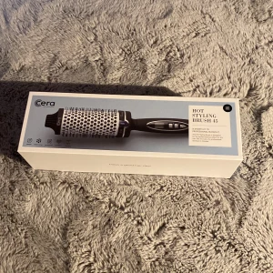 Cera hot styling brush 45mm - säljer denna 45 mm värmeborste, endast använd ca 5 ggr💗Säljer för att jag inte använder den längre men den är i mycket gott skick 🥰 hör av dig privat om du är intresserad av att köpa! Nypris: ca 600kr