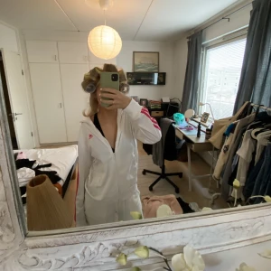 Adidas kosta  - Super snygg kofta från adidas med rosa/röda märke på sidan, barnstorlek 164 men sitter som en s 