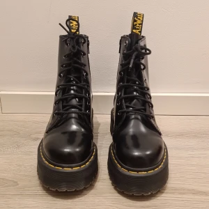 Dr. Martens Jadon str 39 - Knappt använda Dr. martens i modellen Jardon str 39. Säljes pga fel storlek så byter gärna mot ett par i str 38 i nyskick. Kan mötas upp i Uppsala alternativt Stockholm 🧡