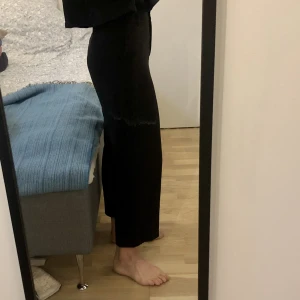 Svarta kostymbyxor  - Svarta kostymbyxor från Monki. Ett par favoritbyxor som tyvärr inte används längre. Så sköna och bra passform på olika kroppsformer 