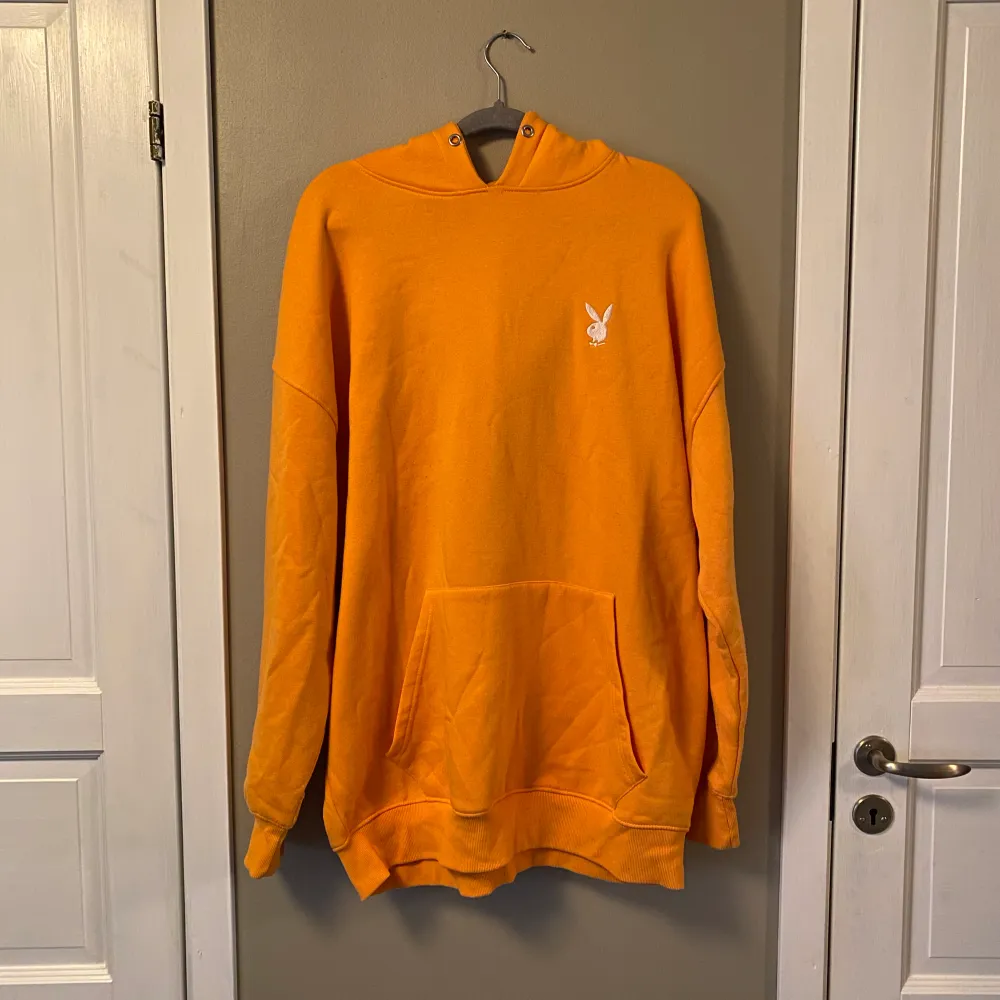 begagnad orange oversized playboy hoodie vid intresse kan fler bilder skickas . Hoodies.