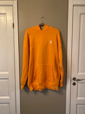 playboy hoodie - begagnad orange oversized playboy hoodie vid intresse kan fler bilder skickas 