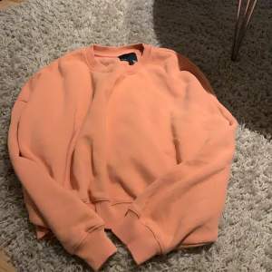 Jag säljer en orange rosa tröja  i väldigt fint skick från lager 157!