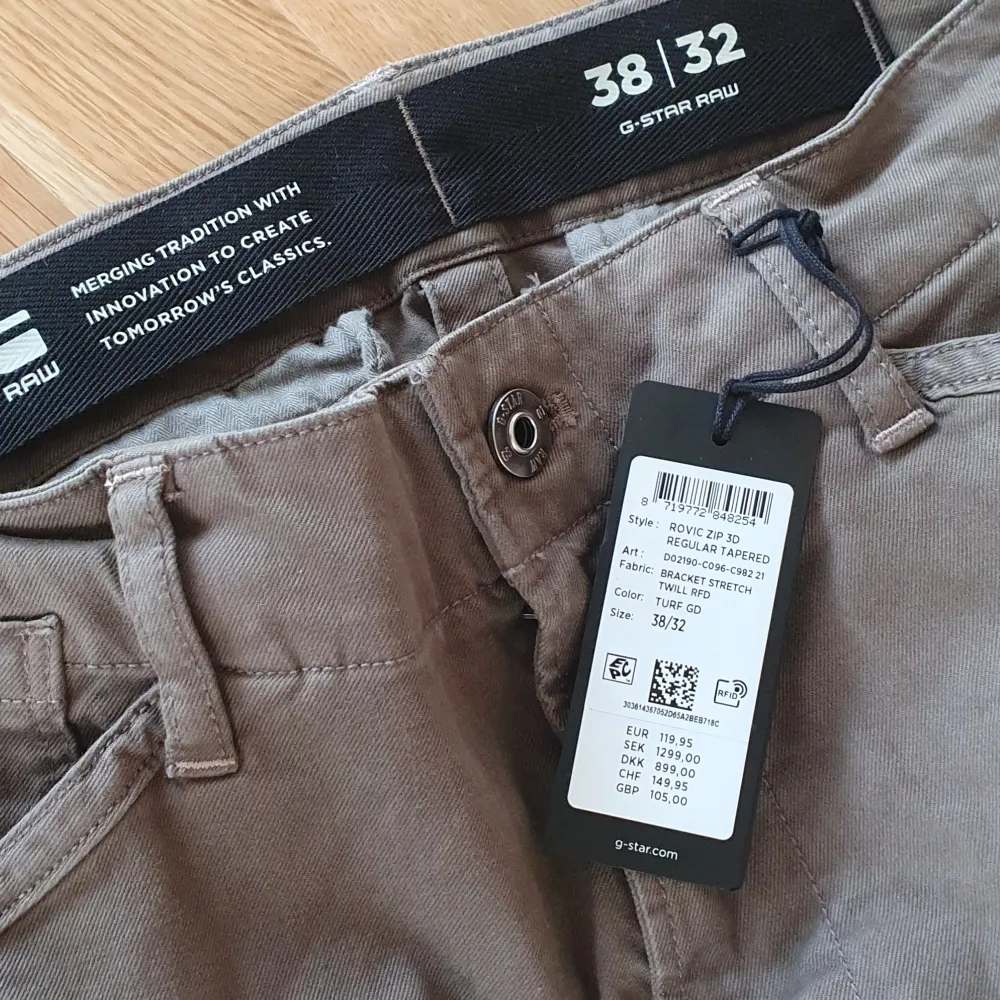 Brand new. Size 38W 32L Enlarge and see details on tag. Brown/greenish. Jeans & Byxor.