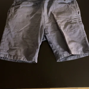 Blå shorts stretchiga - Stretchiga blå shorts från H&M