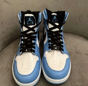 Jordan 1 - Säljer mina Jordan 1 storlek 40 dom är inte använda bara testade 1 gång jag säljer dom för 400kr