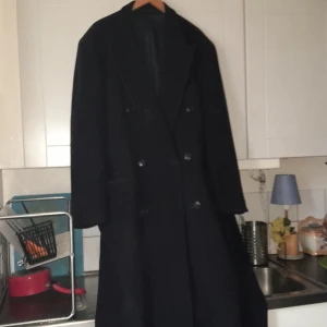 HERRROCK SVART BOSS - Varm hel och ren BOSS ROCK FÖR MÄN, STILREN, VÄLVÅRDAD FODRAD OCH KNAPPAR SYDDA PÅ VARJE ÄRM NERTILL,FICKOR INUTIFÖR EX PLÅNBOK M.M,SLITZI BÄKKAPPAN,LARGE STLK 52