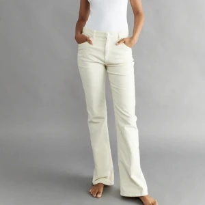 gina tricot flare cored manchester jeans byxor - gina tricot flare cored manchester jeans byxor - litterally ALDRIG använda. köptes för 500, så passa på !😍😍😍