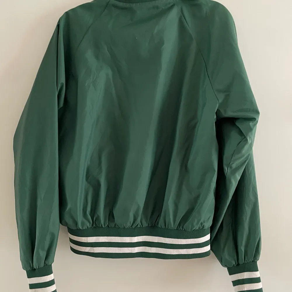 Bomber/baseball jacka. Köpt på Beyonce retro, använd en gång. Stl L men inte oversized, skulle säga att den passar XS-L beroende på önskad passform. Jackor.