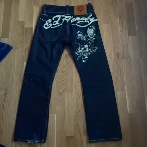 Ed hardy jeans - Balla Ed hardy jeans som inte används längre. Personen på bilden är 173. Passar nog kortare också🫶🏻