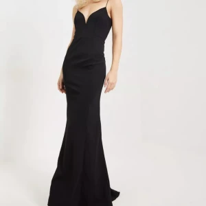 HELT NY balklänning från Nelly  - Helt ny balklänning från Nelly i storlek 34, endast testad 1 gång. Perfekt som balklänning