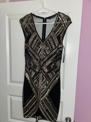 Festklänning - Denna festklänning är i bra skick, från Miss selfridge i Dubai. storlek 36/38