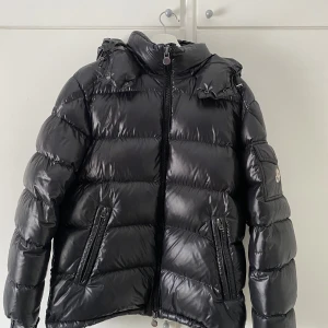Moncler maya - Sparsamt använd jacka, kvitto finns, fler bilder finns vid förfrågan. Inga flaws eller skador överhuvudtaget. Affär kan göras på Plick eller blocket safepay, eventuellt mötas
