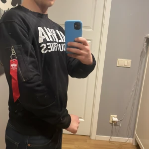 Alpa industries tjocktröja  - Få höjt självförtroende. Den är maffig och i storlek S. Nypris 750 