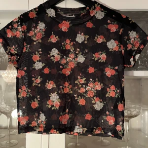 Topp - Croppad meshtop med snyggt mönster. Bra skick, strl XS. Från Light Before Dark. 