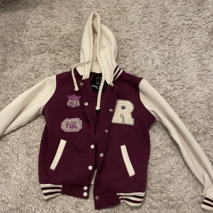 Fleecejacka - Vinröd/lila fleecejacka köpt secondhand men i bra skick