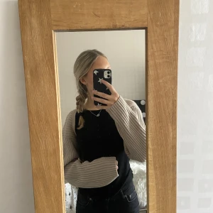 Kofta - Beige kofta som är croppad. Använda fåtal gånger så kvaliten är som ny💕💕 Köpt på hm