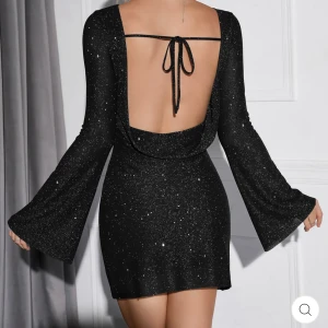 svart klänning  - säljer denna ”kända tiktok-klänningen” från parthea!✨ aldrig använd med prislappen kvar och är därför i bra skick. hör gärna av dig om du är intresserad💕