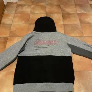 Hej säljer min hoodrich hoodie som jag har använd par gånger den är som ny (pris kan diskuteras)