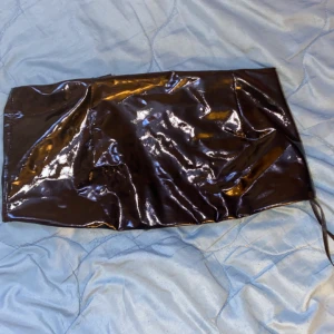 Svart kort topp - Kort topp i typ konstläder. Superfin 