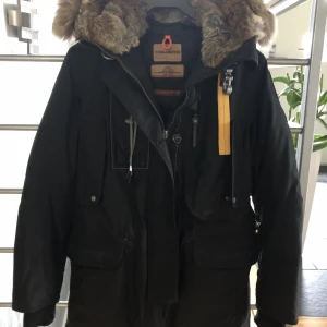 Parajumper Kodiak Strl XS - Säljer nu min kära Parajumper i modellen Kodiak med storlek XS. Den är lite större i storleken och passar även som storlek s. Jackan är i väldigt bra skick och nypris är 9500 kr på Jhonells. Säljer nu denna för 5300 kr. Köparen står för frakten.